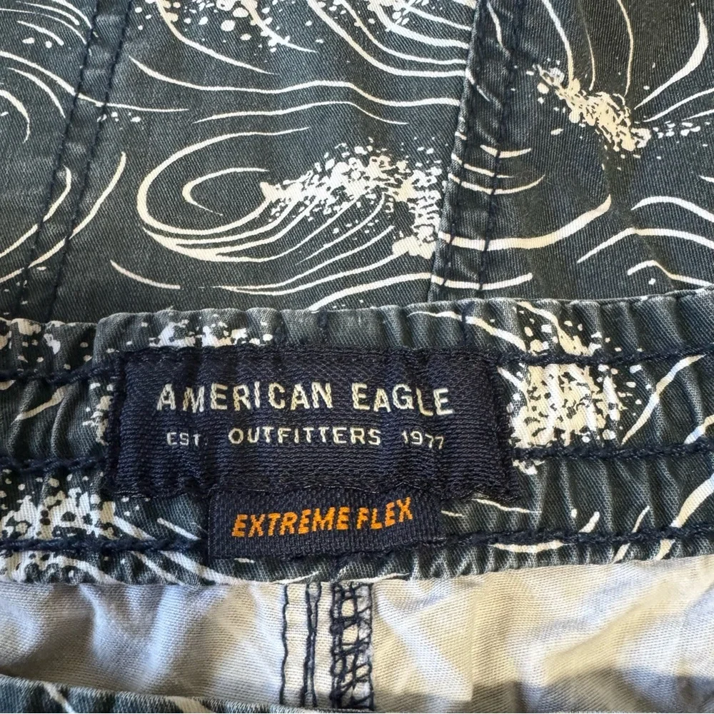 American Eagle extreme flex board shorts, sz L, gray/white, wave design